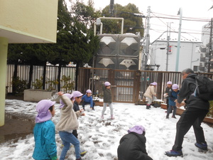 寒いけど雪遊びは楽しいね！！