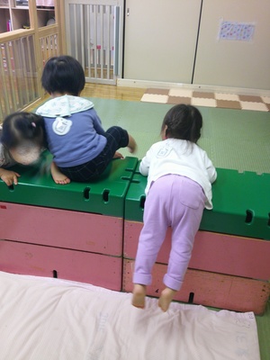 巧技台で遊ぶ様子