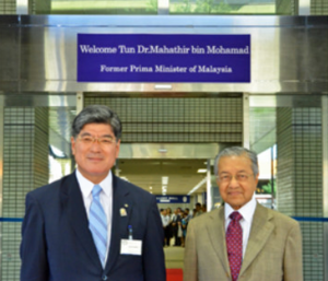 マハティール(元)(当時)首相と坂本板橋区長の画像