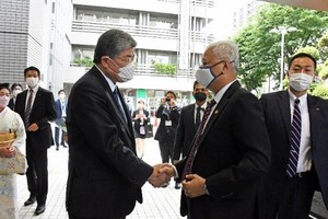 首相をお迎えする板橋区長の画像