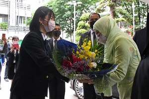 首相令夫人に花束をお渡しする中学生の画像