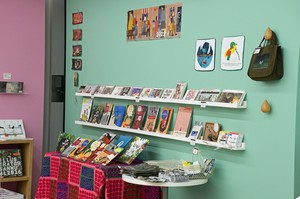 サムネイル:絵本、グッズ販売