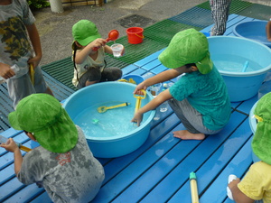水遊びを楽しむ子ども