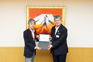 写真:贈呈式の様子