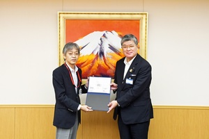 写真：贈呈式の様子