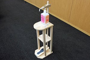 サムネイル:木製足踏み式消毒スタンド