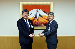 写真:岩崎部長と坂本区長