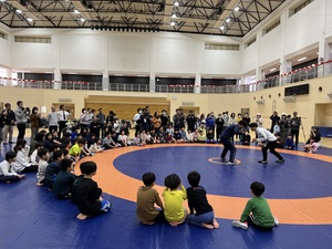教室の様子（高谷選手による技の実演）