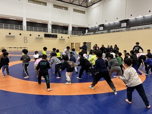 教室の様子（レスリングの構え）