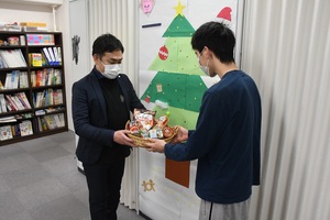 写真:プレゼントを渡す石岡代表