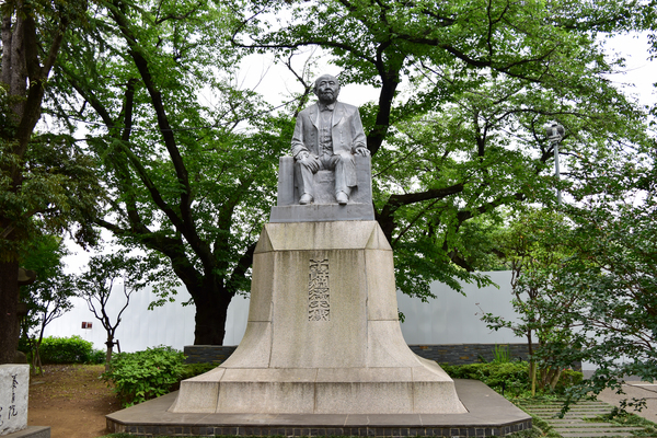 写真：旧養育院長渋沢栄一銅像