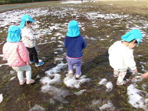 子どもが雪を踏んで遊んでいる様子