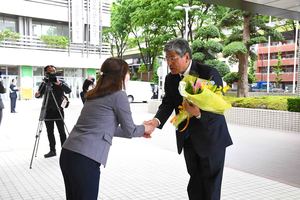 写真:職員からの花束贈呈