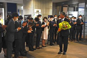 写真:職員に出迎えられる坂本区長