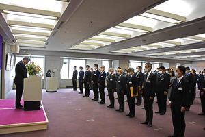 写真：就任歓迎式で幹部職員に挨拶する坂本区長