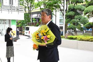 写真:花束を持つ坂本区長