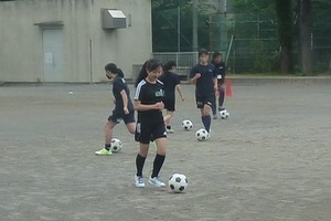 写真：女子サッカークラブの活動のようす