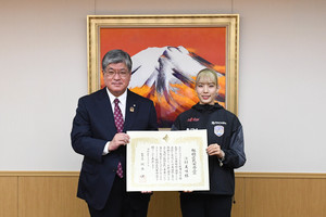 写真：坂本区長と江村選手