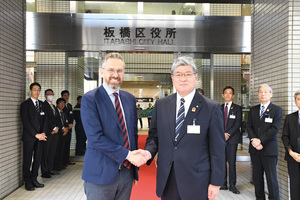 写真:マッテーオ・レポレ市長と坂本区長
