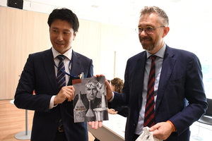 写真:市長からプレゼント