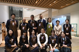 写真:市長、区長と図書館職員