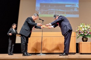 写真:賞状を受け取る坂本区長