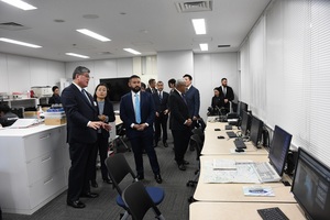 写真:防災センター視察の様子