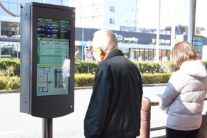 バス停のデジタルサイネージ