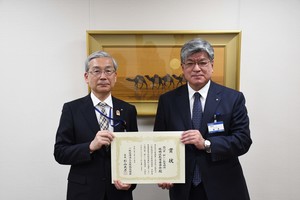 左：中川教育長　右：坂本区長