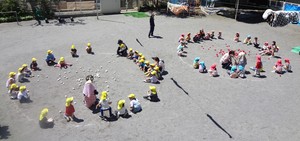 写真:子どもたちが玉入れ後の入った玉を数えている様子。