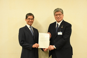 答申を受け取る様子