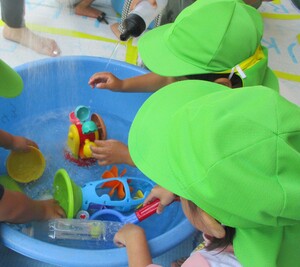 水遊び乳児
