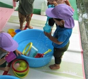 水遊びをする子どもたち
