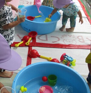 水遊びをする子どもたち