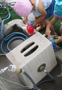 水遊びをしている子どもたち。