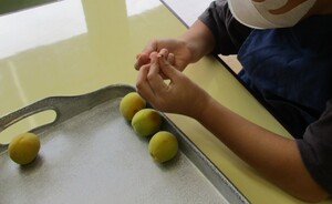 梅のへたを取ってきれいにしているところ