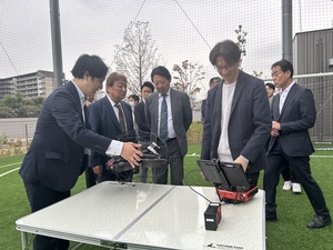 機体を観察、説明に聞き入る検討会メンバー