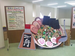 写真:児童が作成した舟渡ラーメンのオブジェ