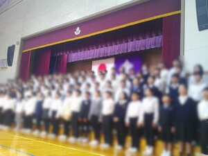 写真:記念式典での6年生の様子