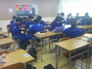 写真:自己選択型(Sタイプ)の授業で課題に取り組む生徒の様子