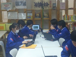 写真:教室の隣のオープンスペースで課題に取り組む生徒の様子