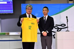 写真:Tシャツの贈呈