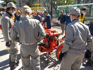 総合防災訓練にてC級ポンプを扱う様子（熊野）