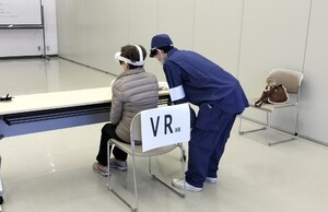 総合防災訓練にてVRゴーグルを使い避難所を体験をする様子