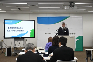 サムネイル：記者会見の様子1