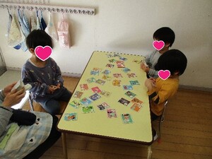 幼児クラスの子どもがカルタをしている様子です