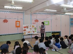 十二支の歌のパネルシアターを見ているところです