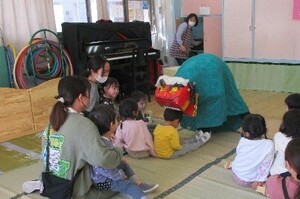 大きな獅子舞に頭を噛んでもらっています