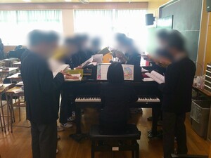 写真:9年生の音楽の授業の様子