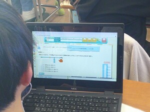 写真:一人一台端末でドリルに取り組む児童の様子